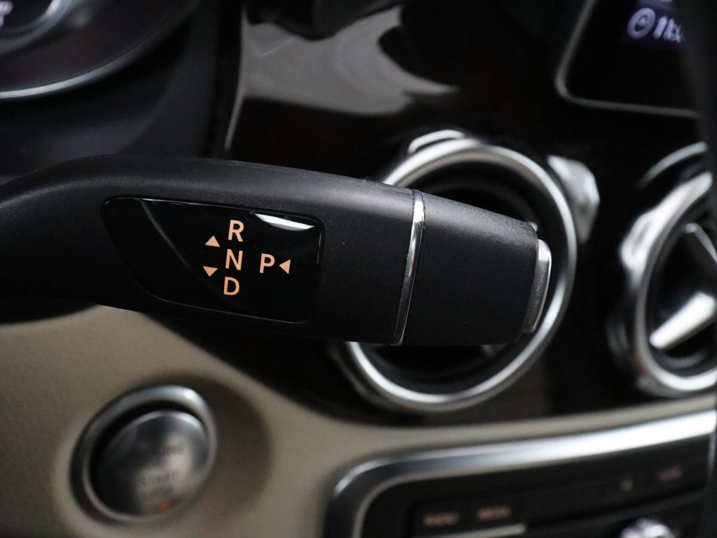 Mercedes-Benz GLA 180 Premium | Panoramadak | Leder | Cruise control | Stoelverwarming | Camera | Park assist | Navigatie | Carplay | Climate control | Full LED