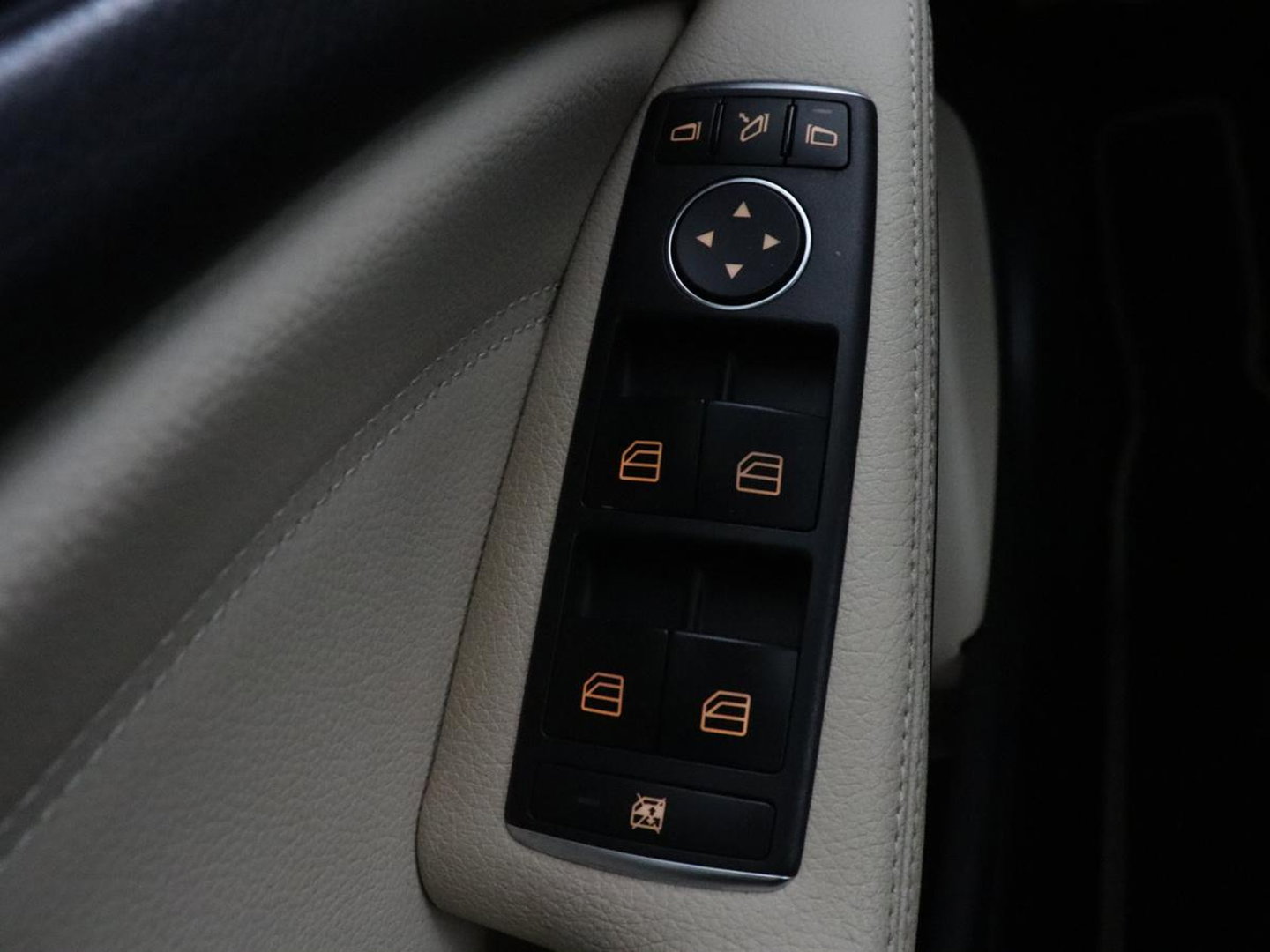 Mercedes-Benz GLA 180 Premium | Panoramadak | Leder | Cruise control | Stoelverwarming | Camera | Park assist | Navigatie | Carplay | Climate control | Full LED