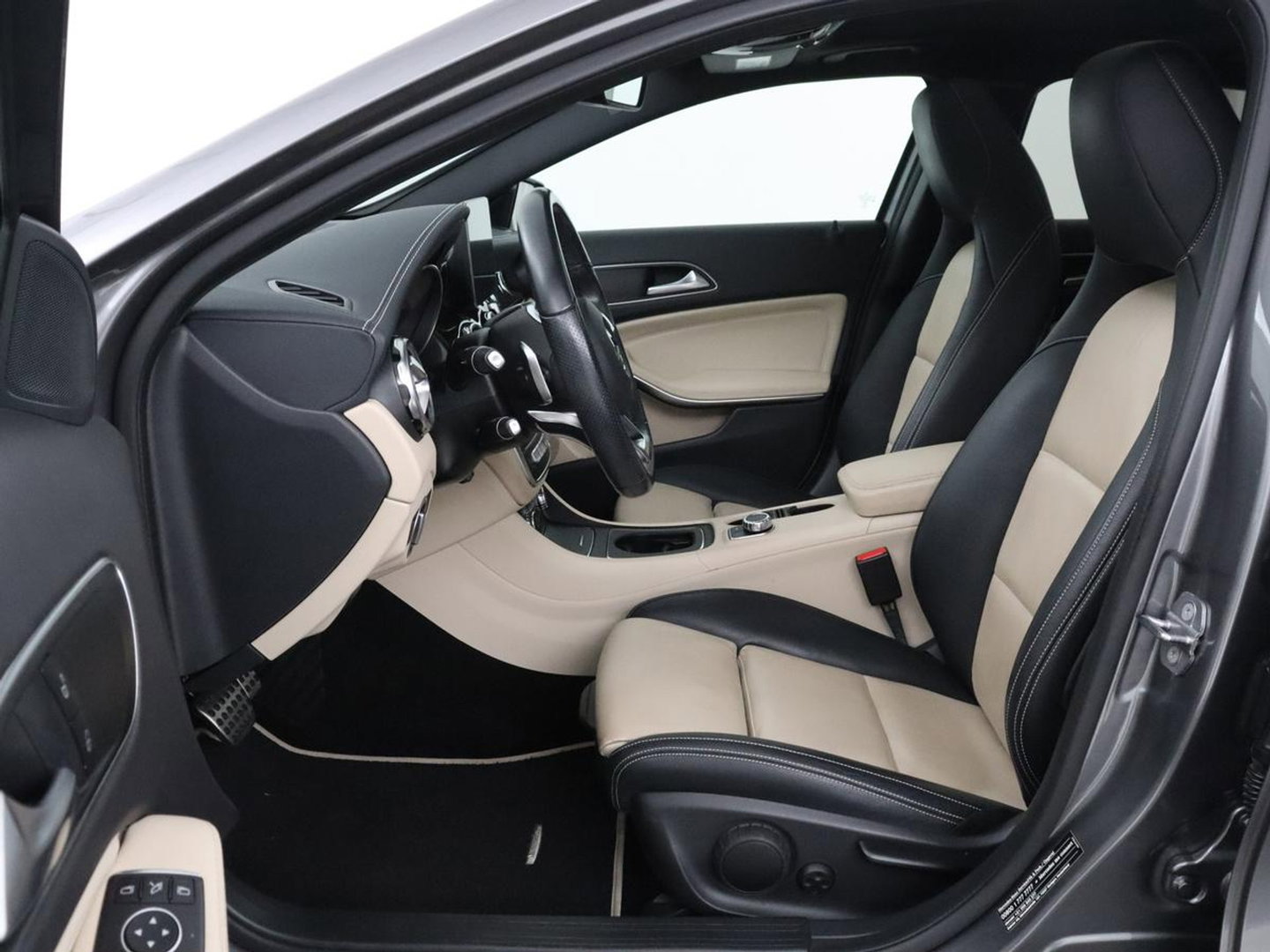 Mercedes-Benz GLA 180 Premium | Panoramadak | Leder | Cruise control | Stoelverwarming | Camera | Park assist | Navigatie | Carplay | Climate control | Full LED