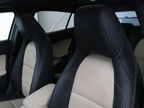 Mercedes-Benz GLA 180 Premium | Panoramadak | Leder | Cruise control | Stoelverwarming | Camera | Park assist | Navigatie | Carplay | Climate control | Full LED