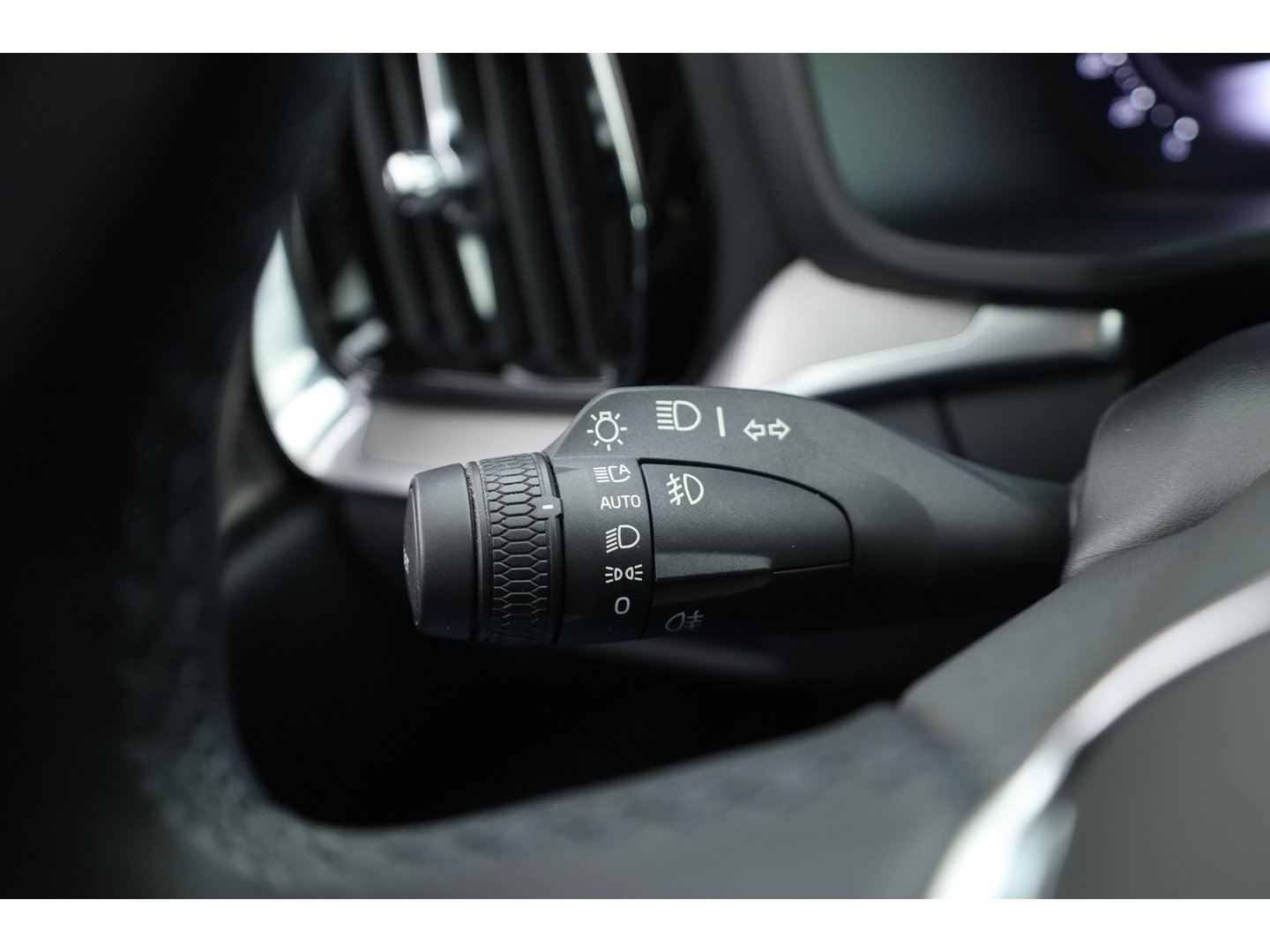 Volvo V60 2.0 T6 Plug-in hybrid AWD Plus Dark | Trekhaak | H&K Audio | 20 inch | elek stoelen | Verwarmde stoelen + stuur |