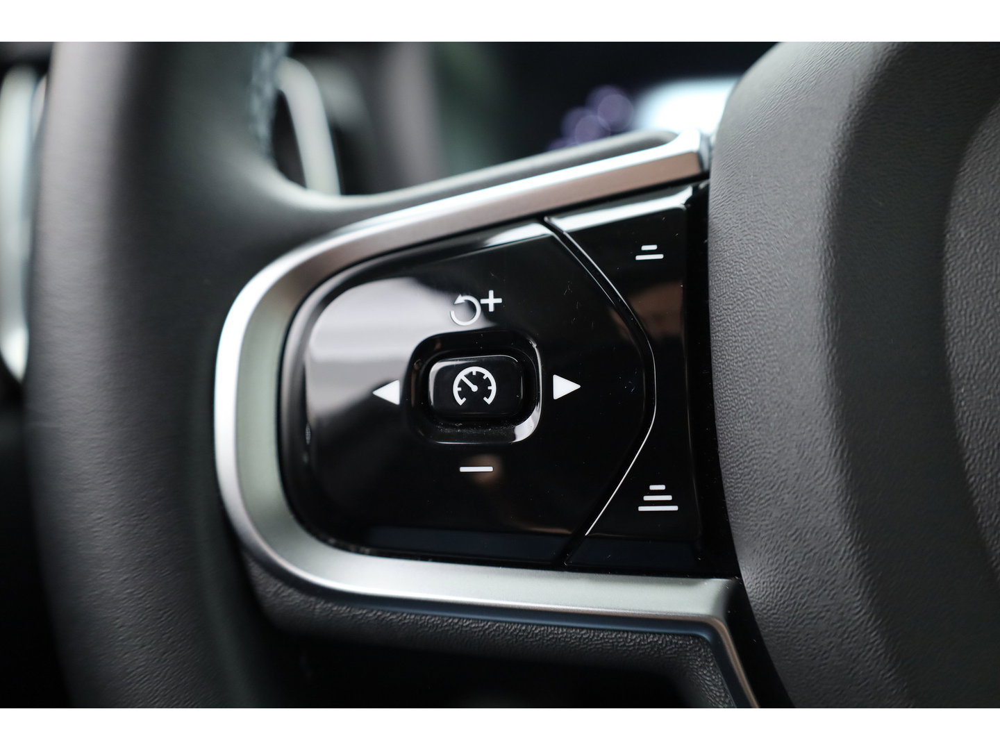 Volvo V60 2.0 T6 Plug-in hybrid AWD Plus Dark | Trekhaak | H&K Audio | 20 inch | elek stoelen | Verwarmde stoelen + stuur |