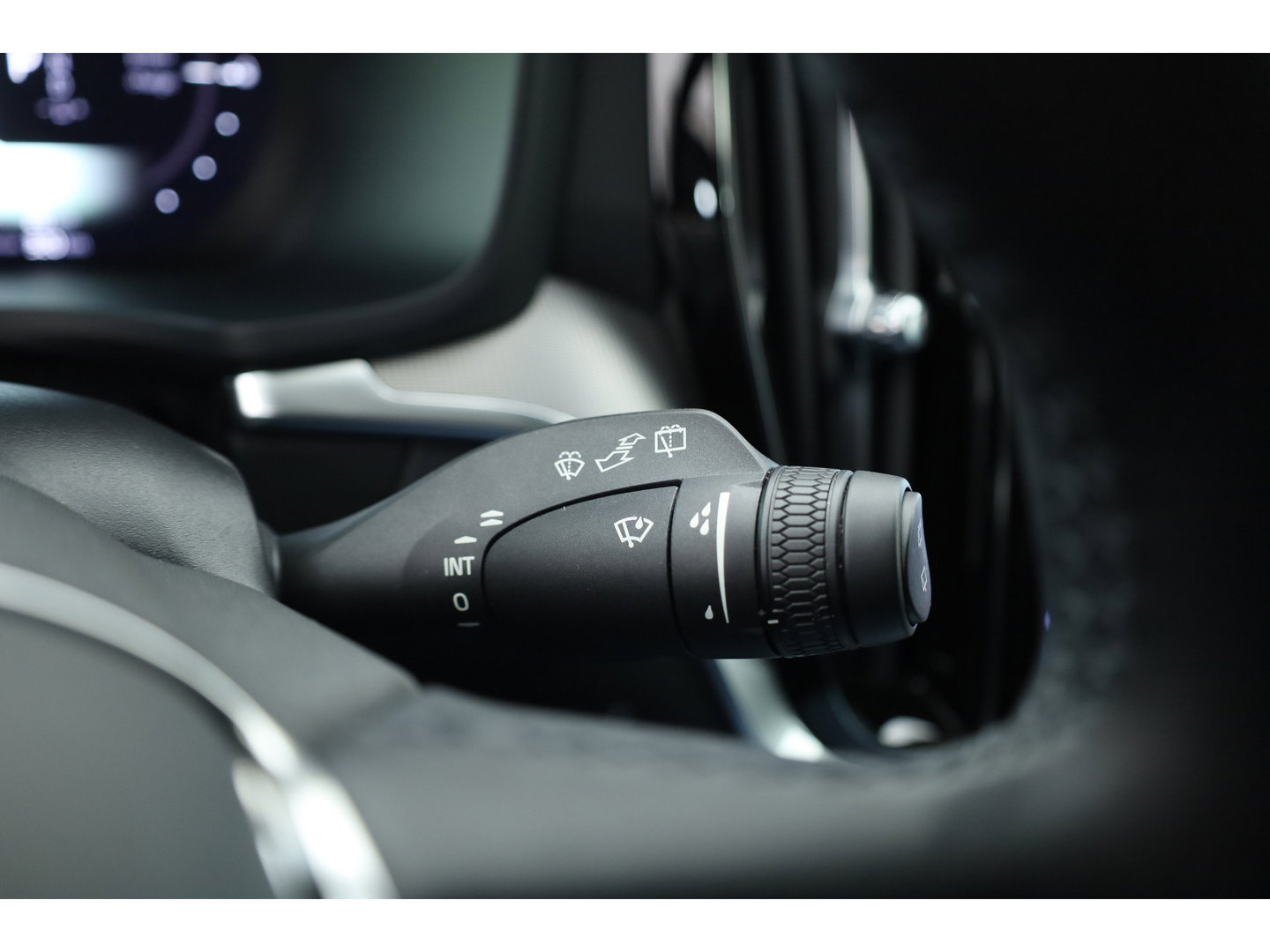 Volvo V60 2.0 T6 Plug-in hybrid AWD Plus Dark | Trekhaak | H&K Audio | 20 inch | elek stoelen | Verwarmde stoelen + stuur |