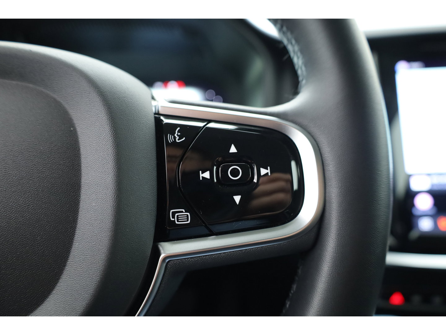 Volvo V60 2.0 T6 Plug-in hybrid AWD Plus Dark | Trekhaak | H&K Audio | 20 inch | elek stoelen | Verwarmde stoelen + stuur |