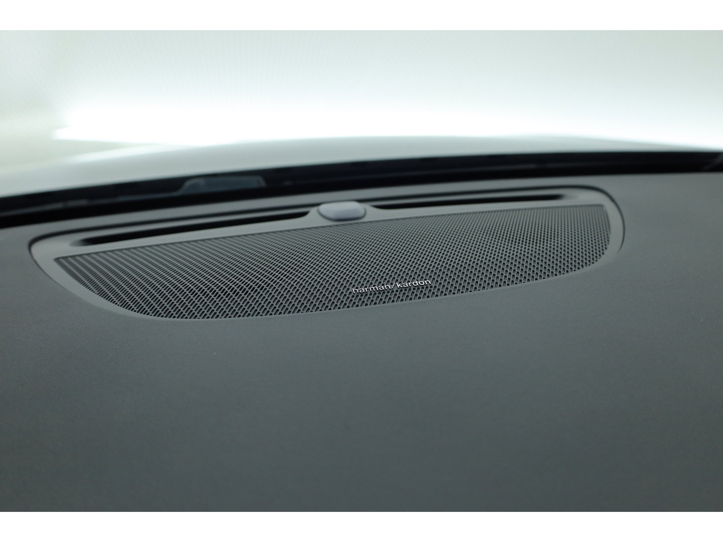 Volvo V60 2.0 T6 Plug-in hybrid AWD Plus Dark | Trekhaak | H&K Audio | 20 inch | elek stoelen | Verwarmde stoelen + stuur |