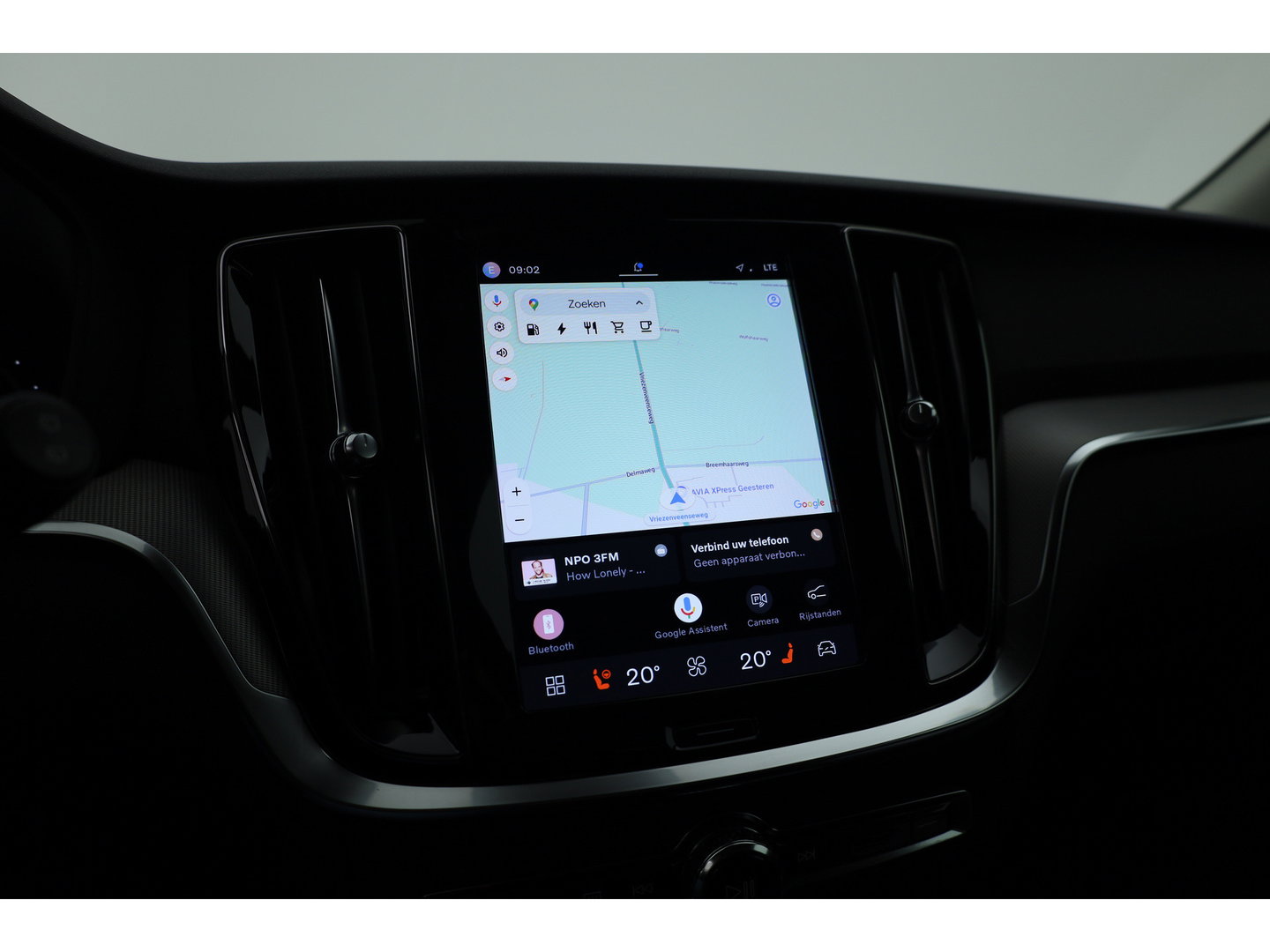 Volvo V60 2.0 T6 Plug-in hybrid AWD Plus Dark | Trekhaak | H&K Audio | 20 inch | elek stoelen | Verwarmde stoelen + stuur |