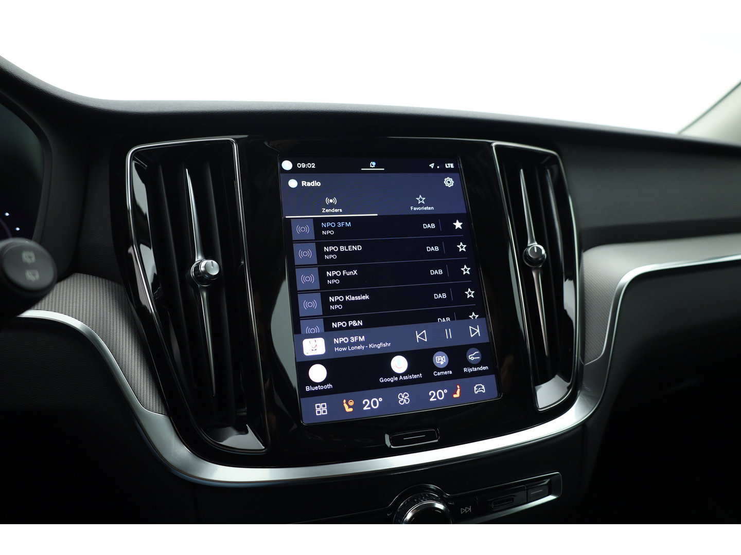 Volvo V60 2.0 T6 Plug-in hybrid AWD Plus Dark | Trekhaak | H&K Audio | 20 inch | elek stoelen | Verwarmde stoelen + stuur |