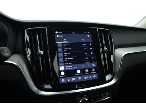 Volvo V60 2.0 T6 Plug-in hybrid AWD Plus Dark | Trekhaak | H&K Audio | 20 inch | elek stoelen | Verwarmde stoelen + stuur |