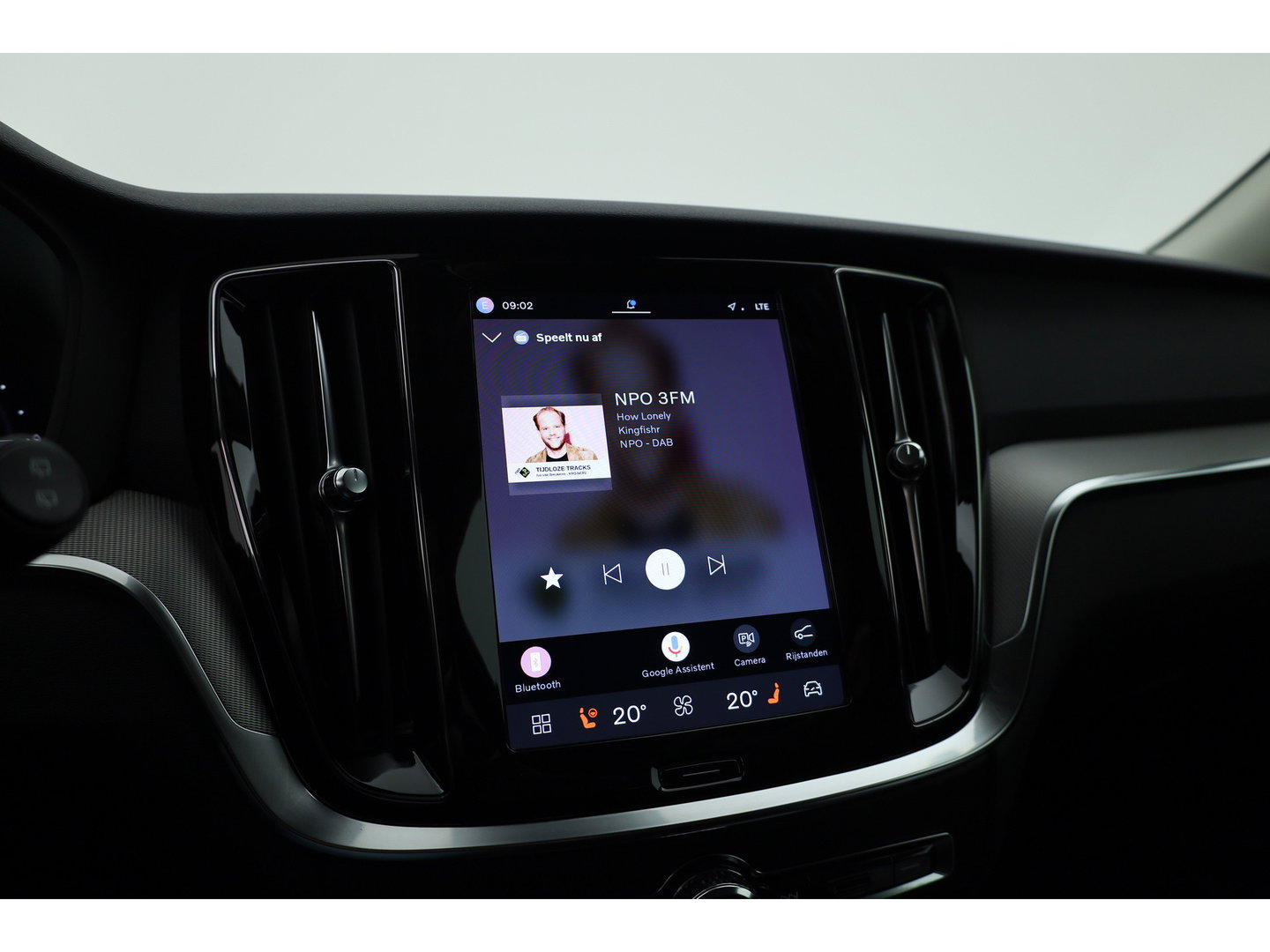 Volvo V60 2.0 T6 Plug-in hybrid AWD Plus Dark | Trekhaak | H&K Audio | 20 inch | elek stoelen | Verwarmde stoelen + stuur |