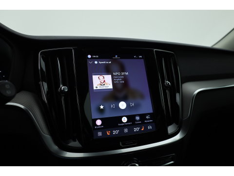 Volvo V60 2.0 T6 Plug-in hybrid AWD Plus Dark | Trekhaak | H&K Audio | 20 inch | elek stoelen | Verwarmde stoelen + stuur |
