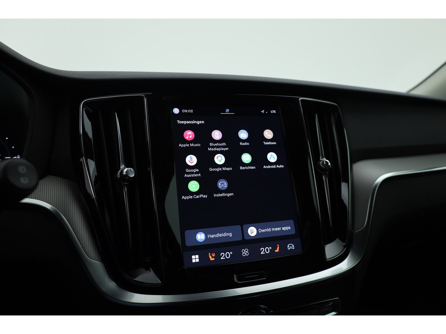 Volvo V60 2.0 T6 Plug-in hybrid AWD Plus Dark | Trekhaak | H&K Audio | 20 inch | elek stoelen | Verwarmde stoelen + stuur |