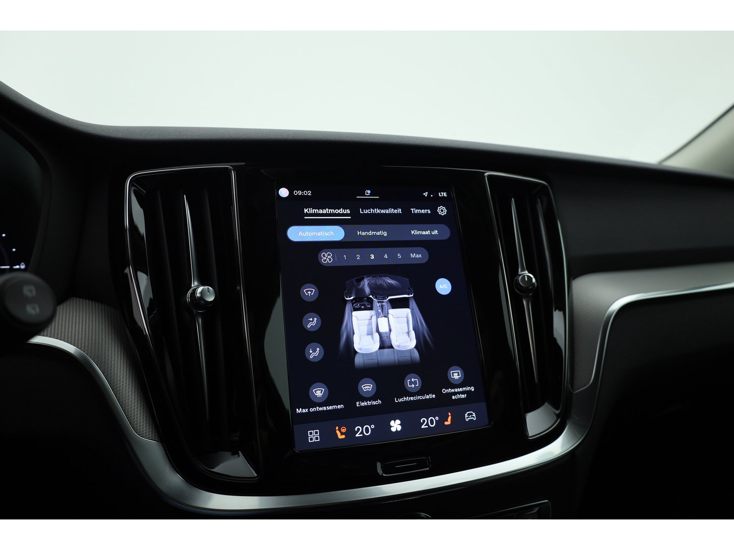 Volvo V60 2.0 T6 Plug-in hybrid AWD Plus Dark | Trekhaak | H&K Audio | 20 inch | elek stoelen | Verwarmde stoelen + stuur |
