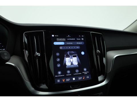 Volvo V60 2.0 T6 Plug-in hybrid AWD Plus Dark | Trekhaak | H&K Audio | 20 inch | elek stoelen | Verwarmde stoelen + stuur |