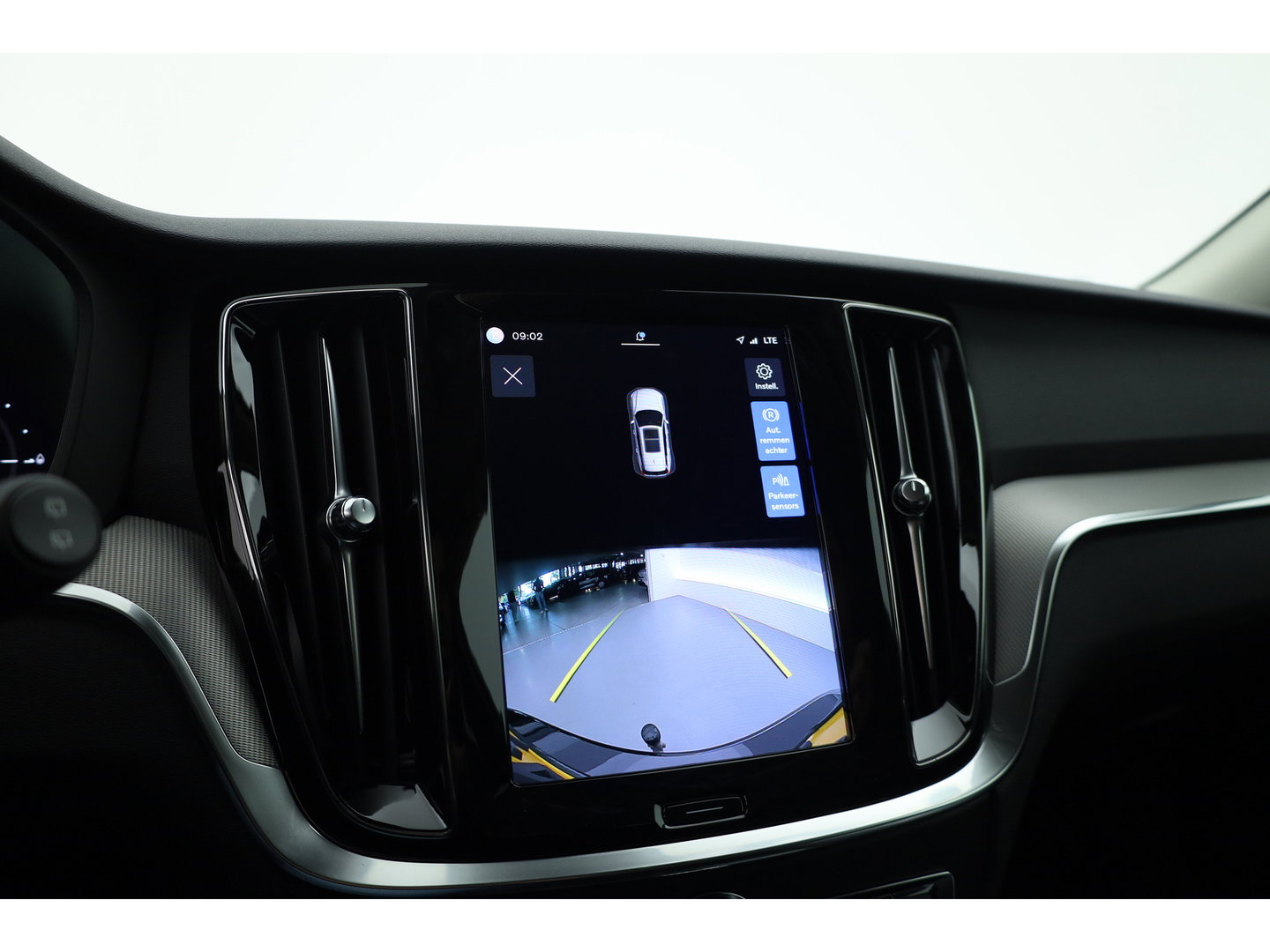 Volvo V60 2.0 T6 Plug-in hybrid AWD Plus Dark | Trekhaak | H&K Audio | 20 inch | elek stoelen | Verwarmde stoelen + stuur |