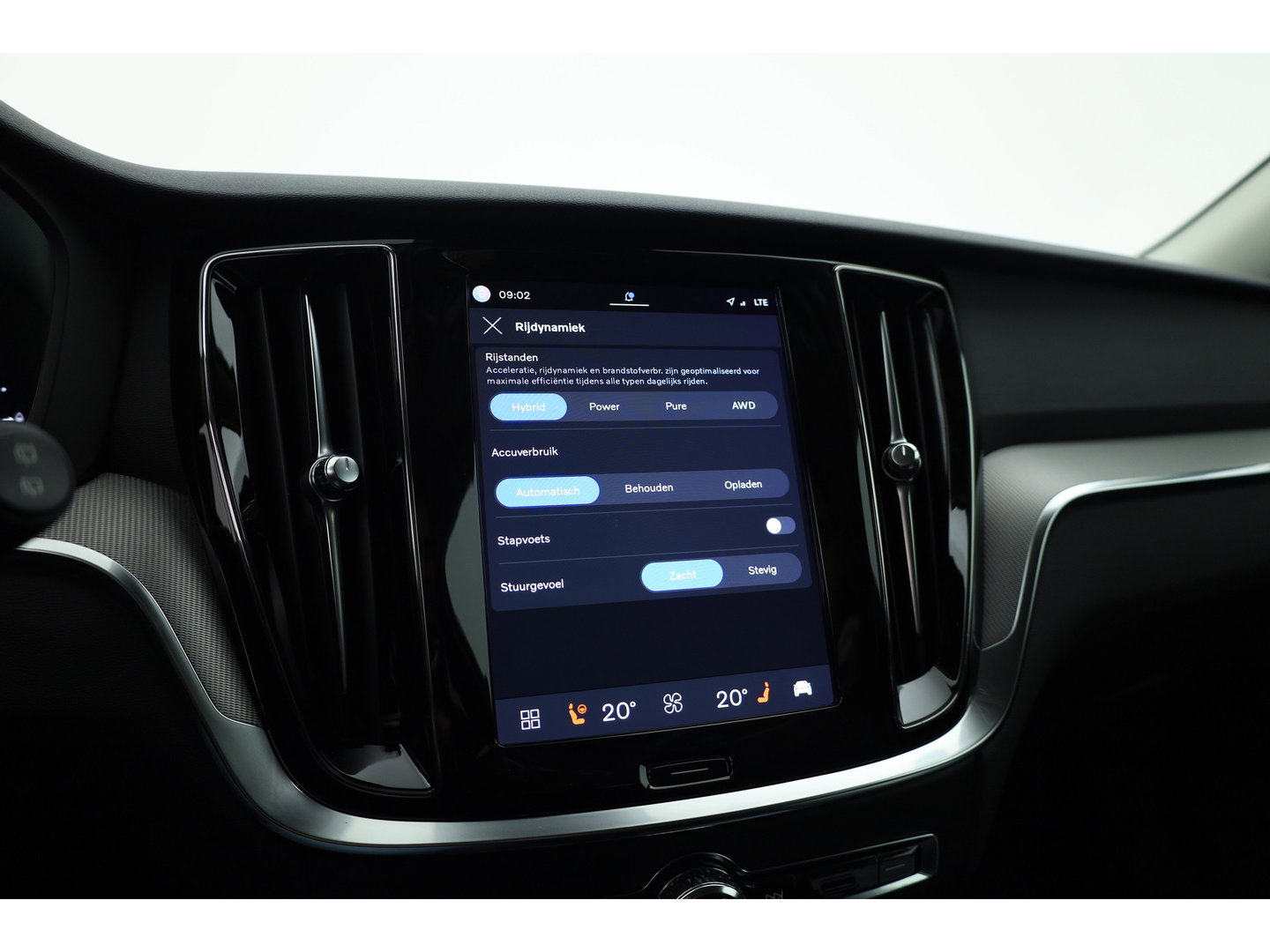 Volvo V60 2.0 T6 Plug-in hybrid AWD Plus Dark | Trekhaak | H&K Audio | 20 inch | elek stoelen | Verwarmde stoelen + stuur |