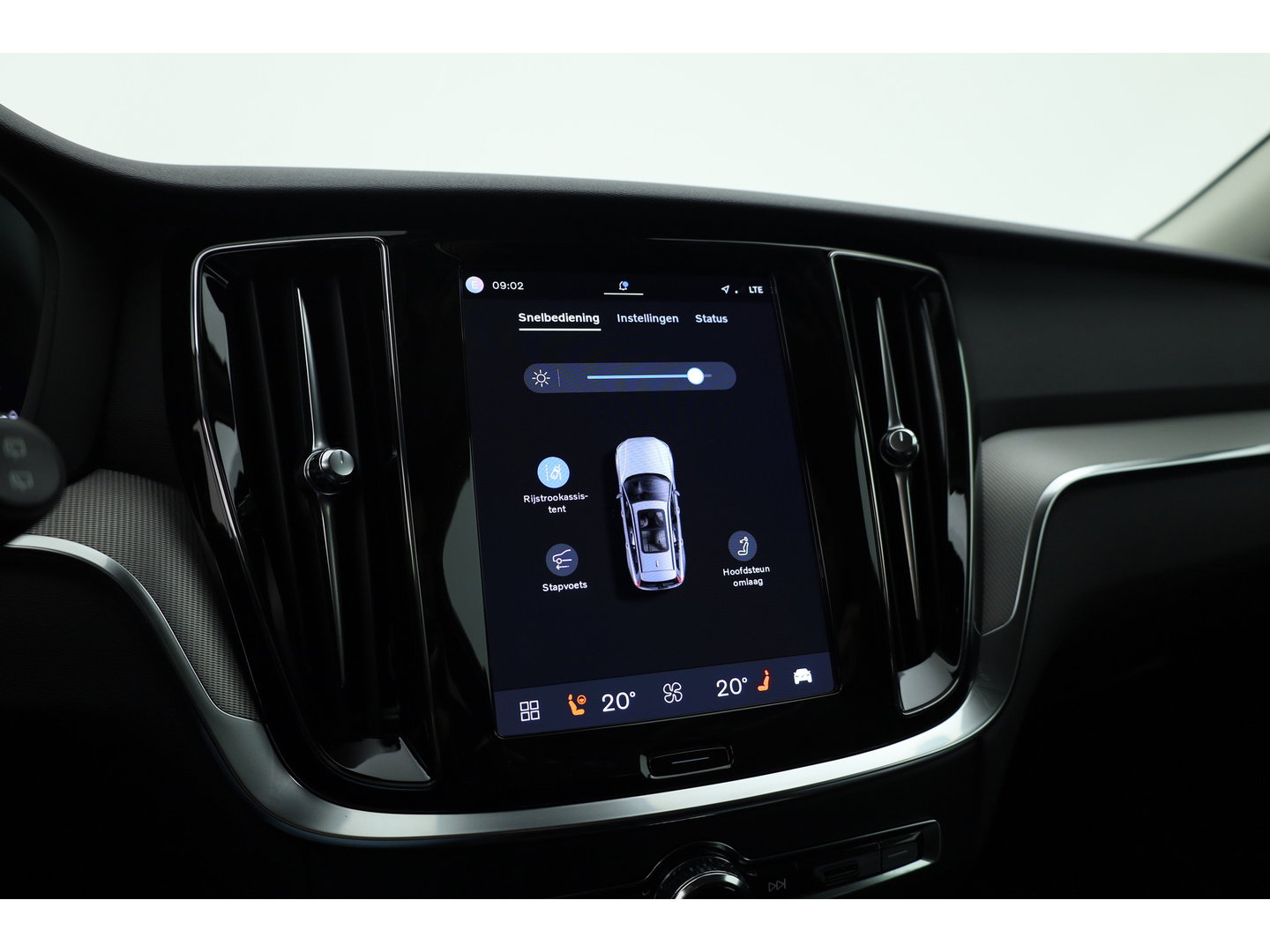 Volvo V60 2.0 T6 Plug-in hybrid AWD Plus Dark | Trekhaak | H&K Audio | 20 inch | elek stoelen | Verwarmde stoelen + stuur |