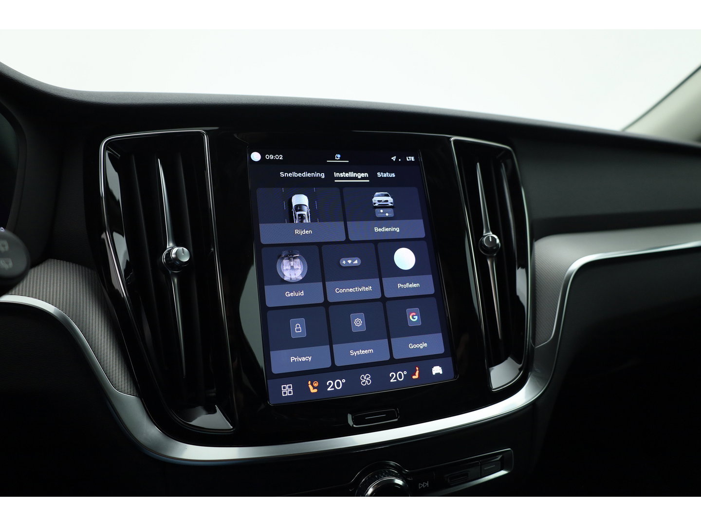 Volvo V60 2.0 T6 Plug-in hybrid AWD Plus Dark | Trekhaak | H&K Audio | 20 inch | elek stoelen | Verwarmde stoelen + stuur |
