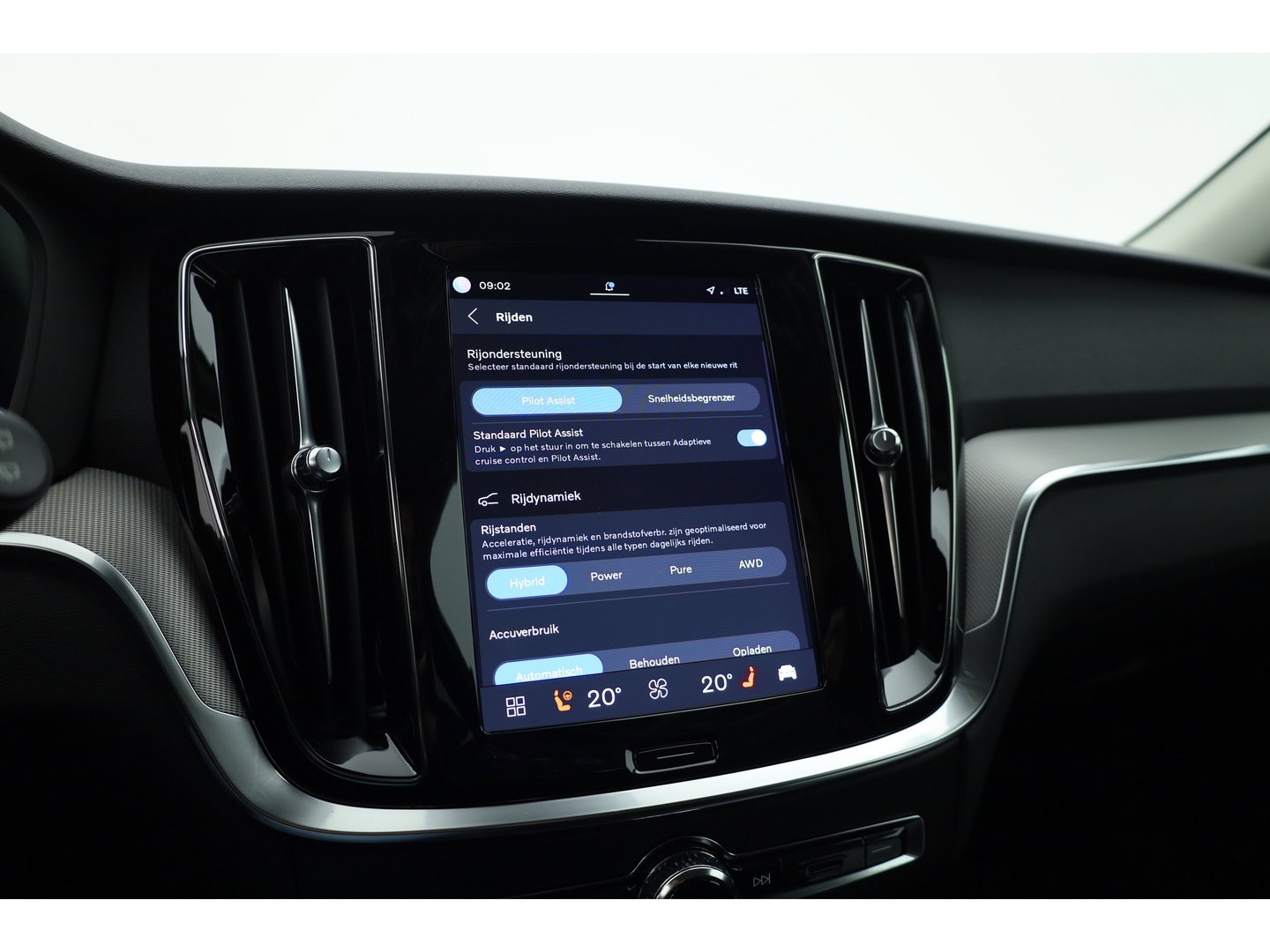 Volvo V60 2.0 T6 Plug-in hybrid AWD Plus Dark | Trekhaak | H&K Audio | 20 inch | elek stoelen | Verwarmde stoelen + stuur |