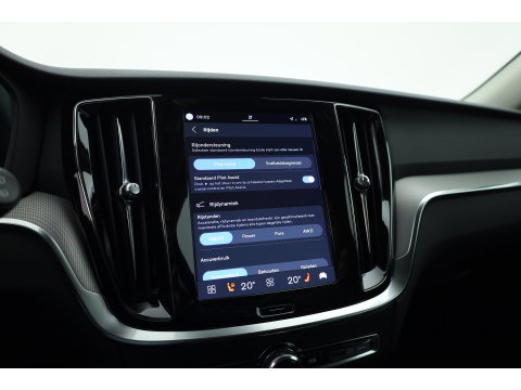 Volvo V60 2.0 T6 Plug-in hybrid AWD Plus Dark | Trekhaak | H&K Audio | 20 inch | elek stoelen | Verwarmde stoelen + stuur |