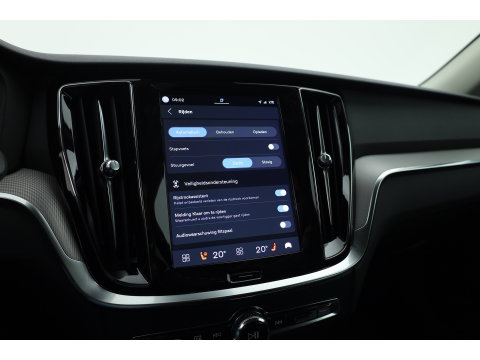 Volvo V60 2.0 T6 Plug-in hybrid AWD Plus Dark | Trekhaak | H&K Audio | 20 inch | elek stoelen | Verwarmde stoelen + stuur |