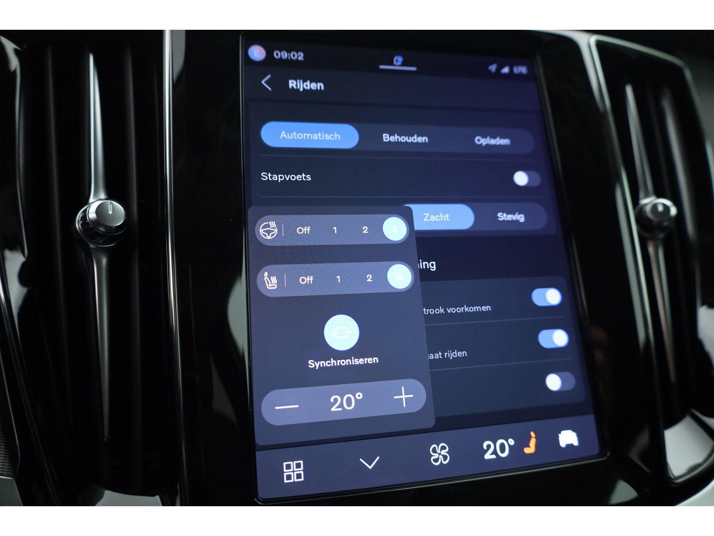 Volvo V60 2.0 T6 Plug-in hybrid AWD Plus Dark | Trekhaak | H&K Audio | 20 inch | elek stoelen | Verwarmde stoelen + stuur |