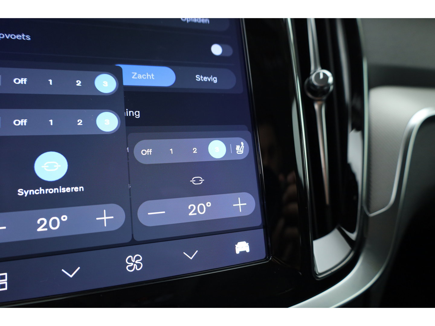 Volvo V60 2.0 T6 Plug-in hybrid AWD Plus Dark | Trekhaak | H&K Audio | 20 inch | elek stoelen | Verwarmde stoelen + stuur |