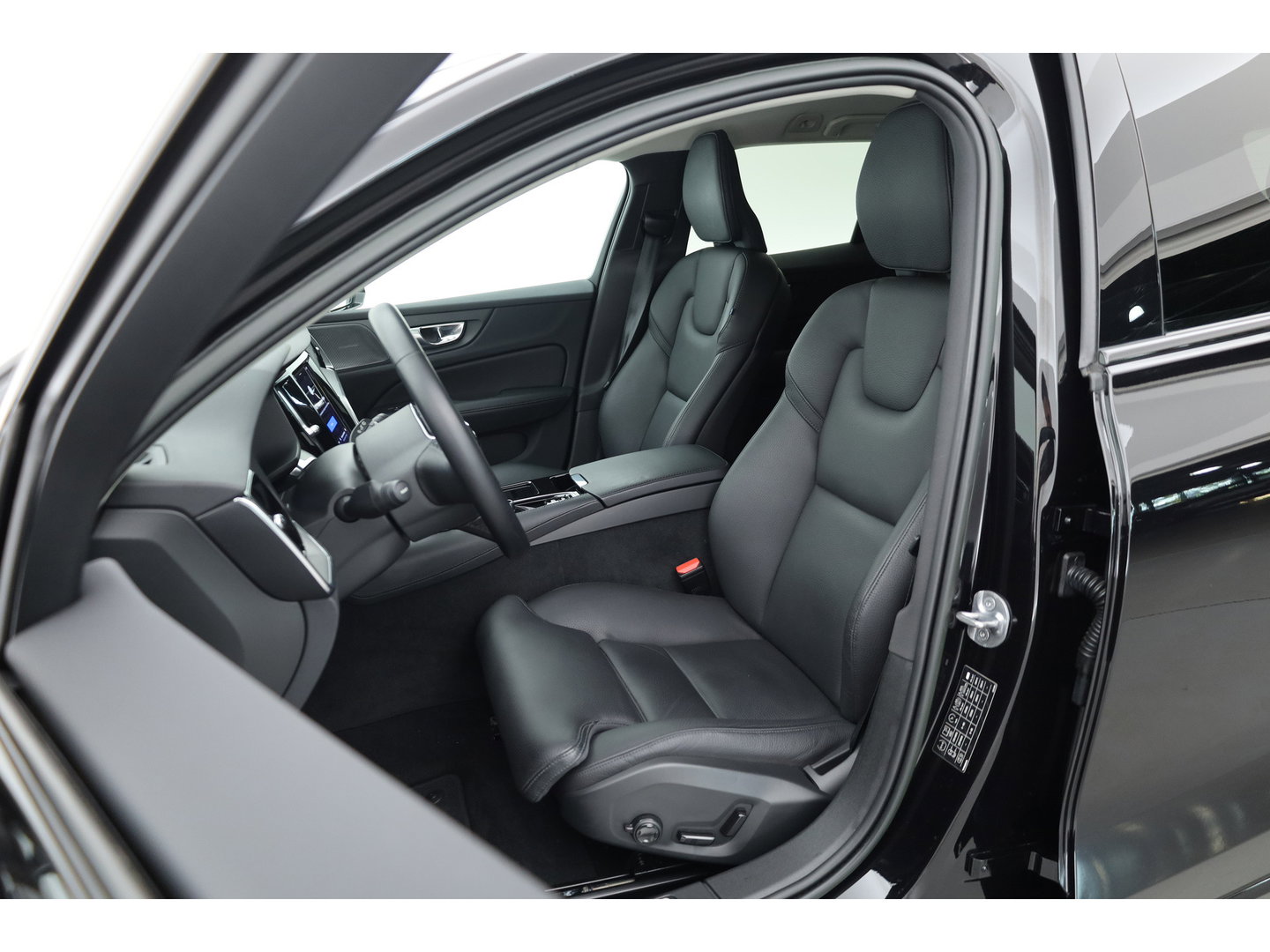 Volvo V60 2.0 T6 Plug-in hybrid AWD Plus Dark | Trekhaak | H&K Audio | 20 inch | elek stoelen | Verwarmde stoelen + stuur |