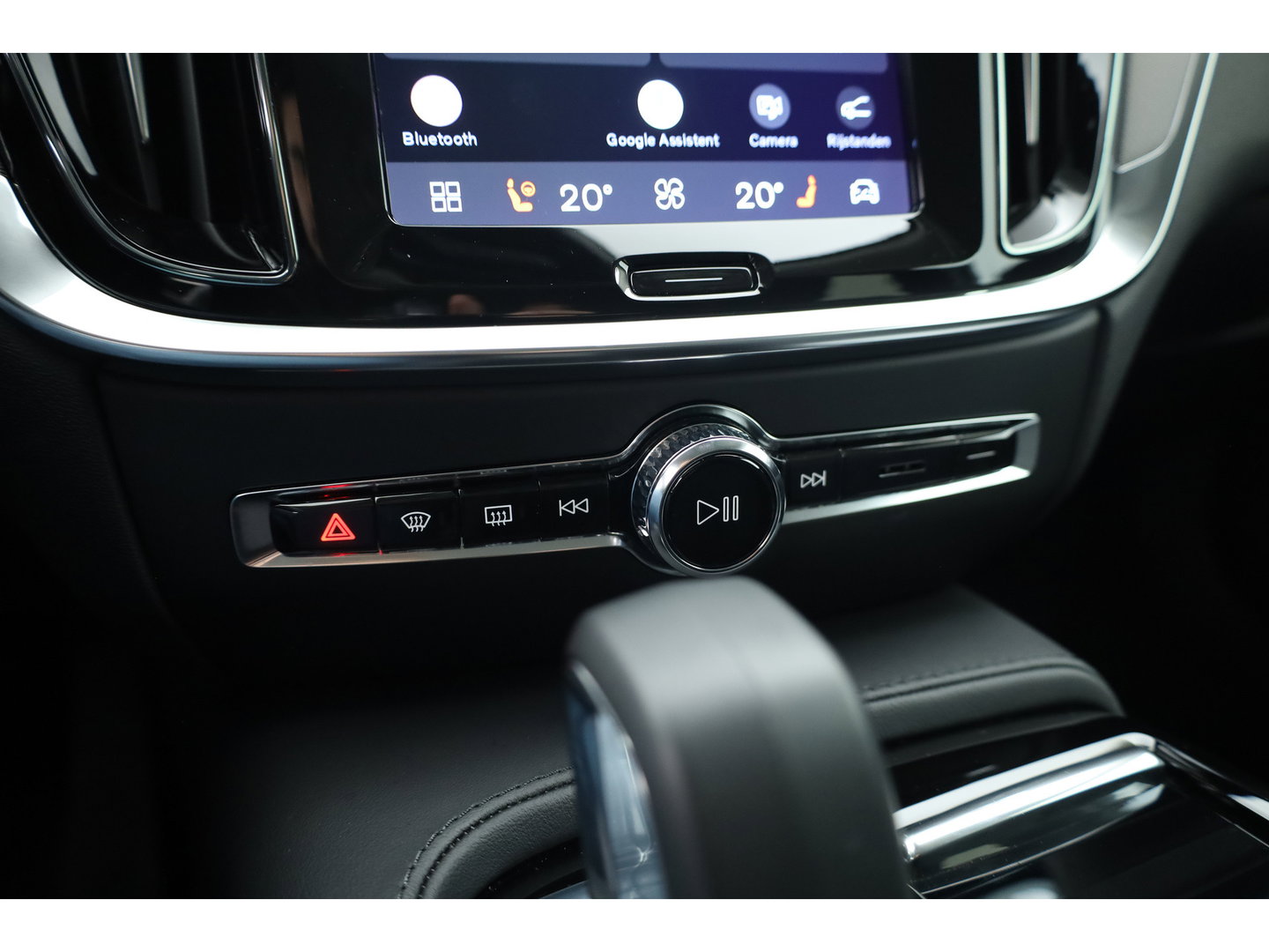 Volvo V60 2.0 T6 Plug-in hybrid AWD Plus Dark | Trekhaak | H&K Audio | 20 inch | elek stoelen | Verwarmde stoelen + stuur |