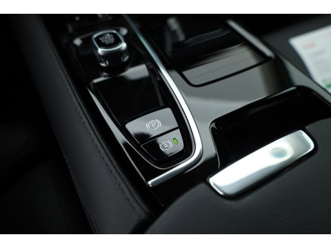 Volvo V60 2.0 T6 Plug-in hybrid AWD Plus Dark | Trekhaak | H&K Audio | 20 inch | elek stoelen | Verwarmde stoelen + stuur |