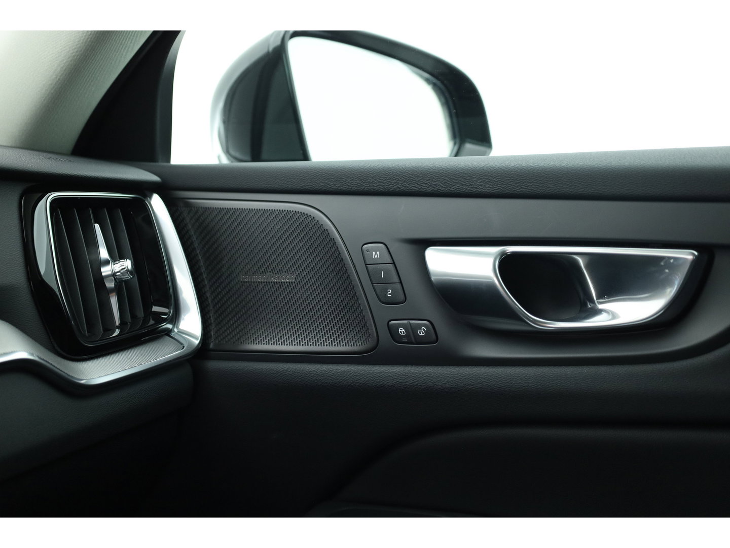 Volvo V60 2.0 T6 Plug-in hybrid AWD Plus Dark | Trekhaak | H&K Audio | 20 inch | elek stoelen | Verwarmde stoelen + stuur |