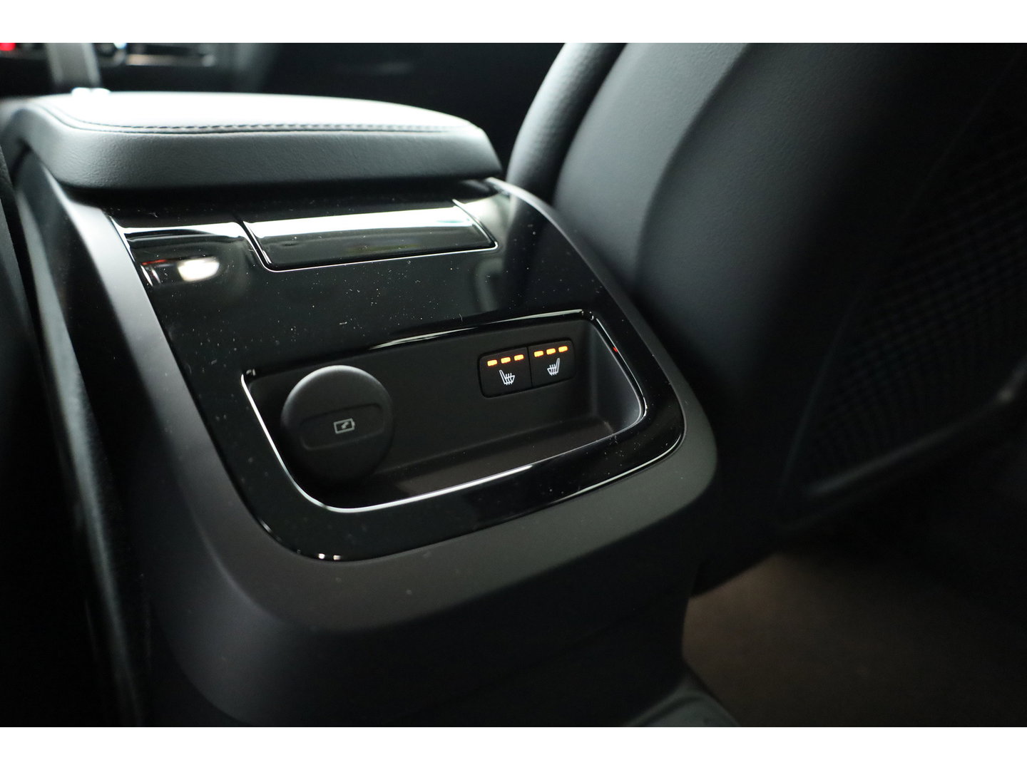 Volvo V60 2.0 T6 Plug-in hybrid AWD Plus Dark | Trekhaak | H&K Audio | 20 inch | elek stoelen | Verwarmde stoelen + stuur |