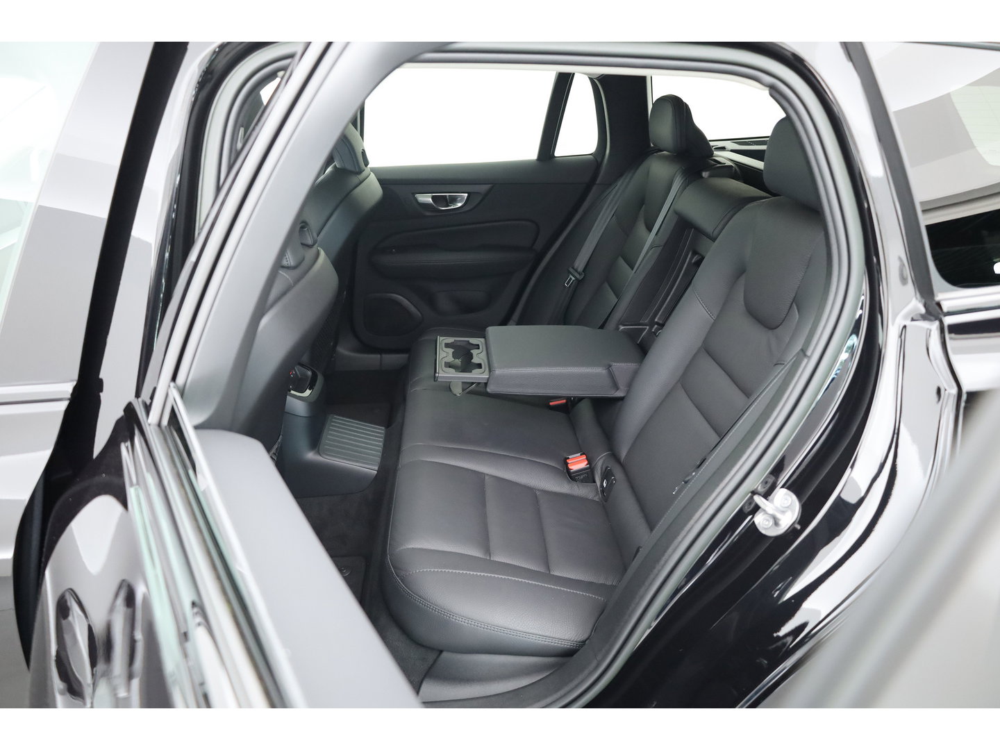 Volvo V60 2.0 T6 Plug-in hybrid AWD Plus Dark | Trekhaak | H&K Audio | 20 inch | elek stoelen | Verwarmde stoelen + stuur |