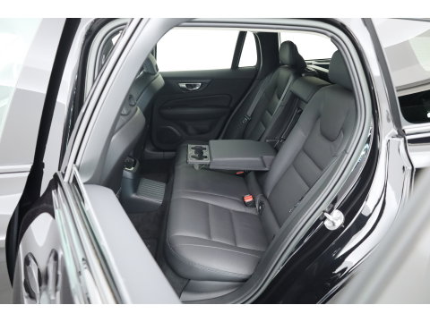 Volvo V60 2.0 T6 Plug-in hybrid AWD Plus Dark | Trekhaak | H&K Audio | 20 inch | elek stoelen | Verwarmde stoelen + stuur |