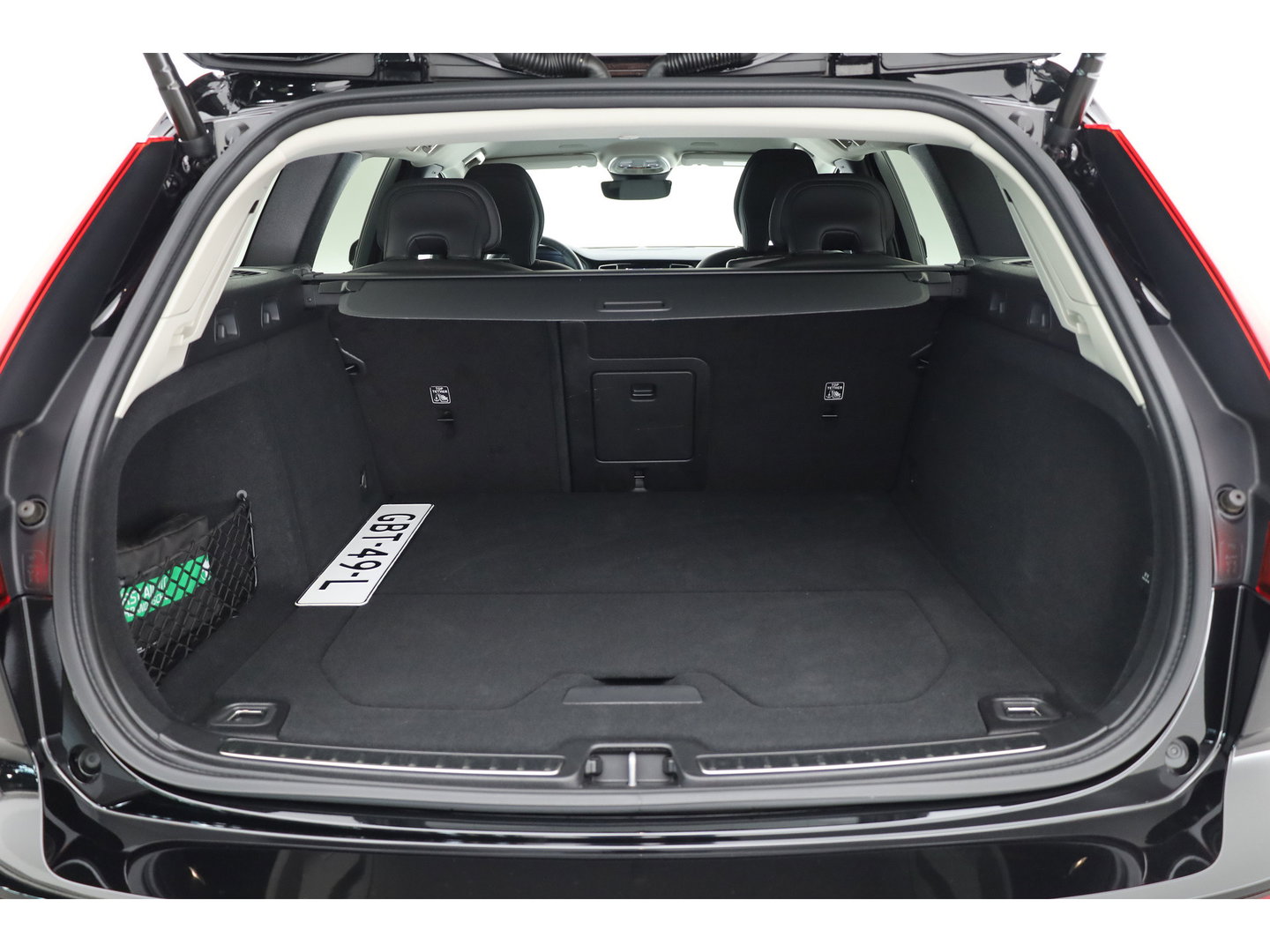 Volvo V60 2.0 T6 Plug-in hybrid AWD Plus Dark | Trekhaak | H&K Audio | 20 inch | elek stoelen | Verwarmde stoelen + stuur |