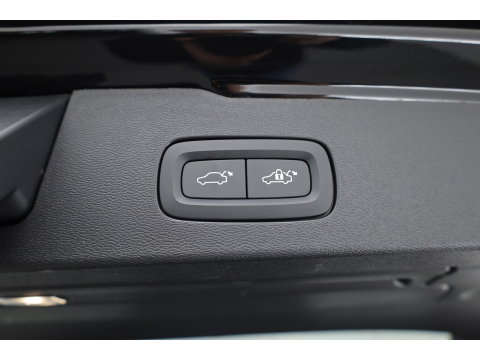 Volvo V60 2.0 T6 Plug-in hybrid AWD Plus Dark | Trekhaak | H&K Audio | 20 inch | elek stoelen | Verwarmde stoelen + stuur |