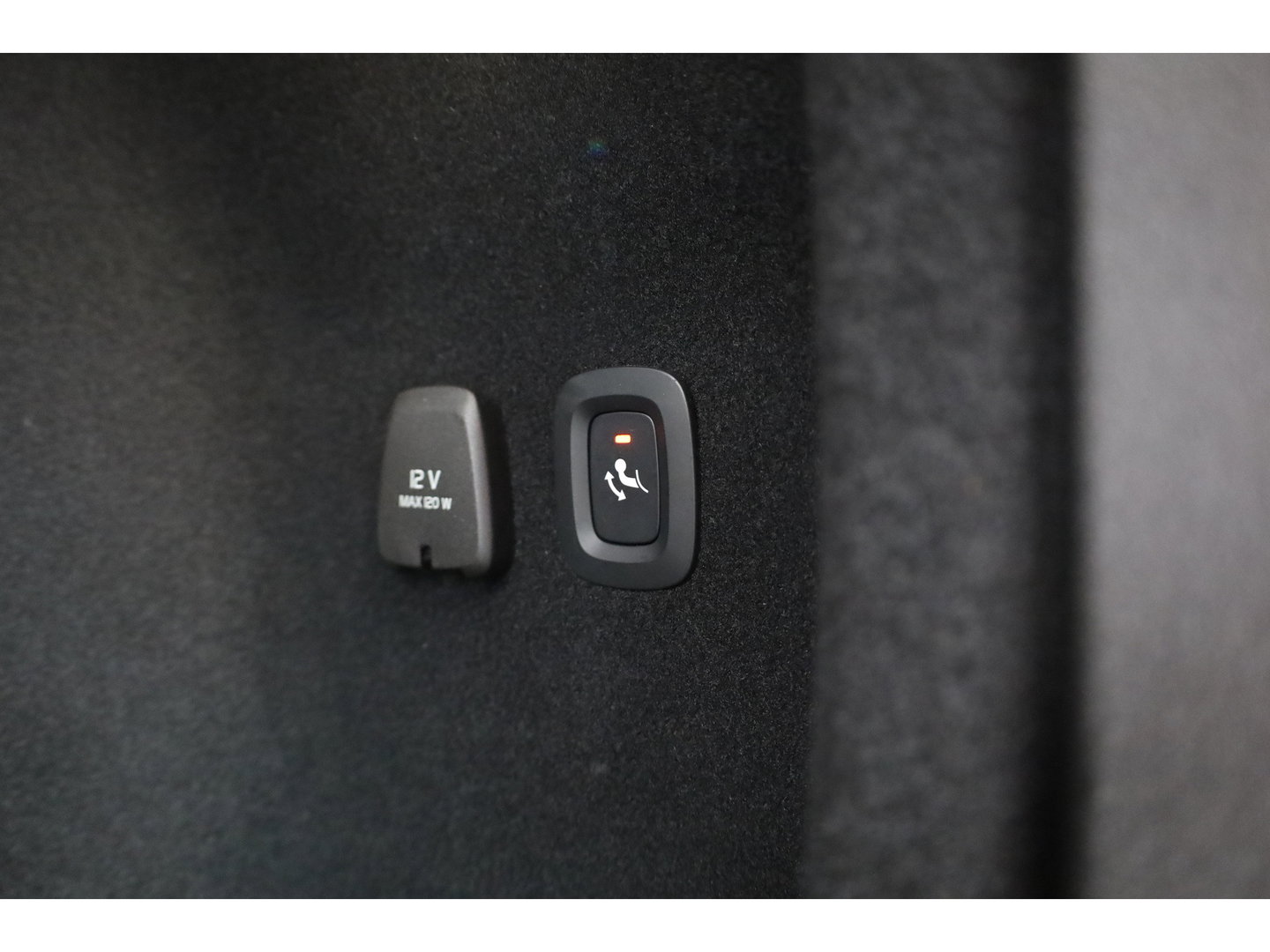 Volvo V60 2.0 T6 Plug-in hybrid AWD Plus Dark | Trekhaak | H&K Audio | 20 inch | elek stoelen | Verwarmde stoelen + stuur |