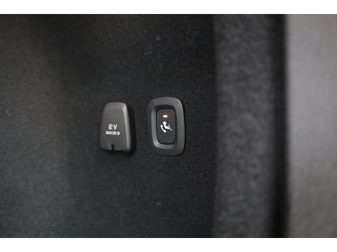 Volvo V60 2.0 T6 Plug-in hybrid AWD Plus Dark | Trekhaak | H&K Audio | 20 inch | elek stoelen | Verwarmde stoelen + stuur |