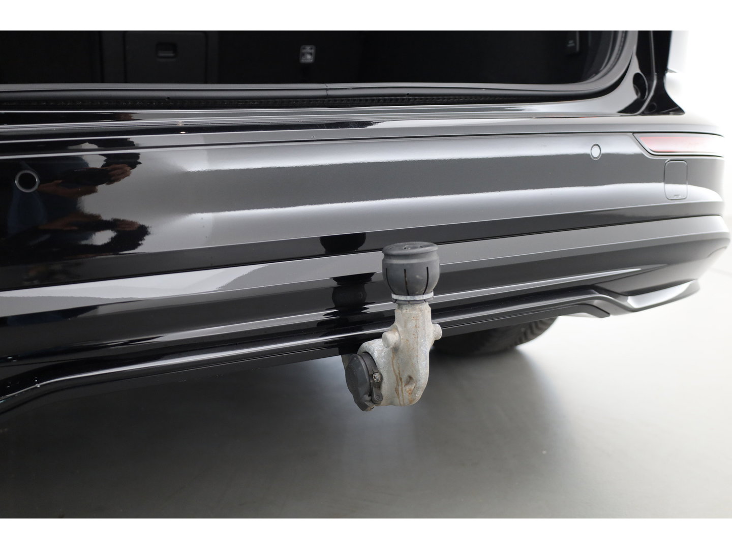 Volvo V60 2.0 T6 Plug-in hybrid AWD Plus Dark | Trekhaak | H&K Audio | 20 inch | elek stoelen | Verwarmde stoelen + stuur |