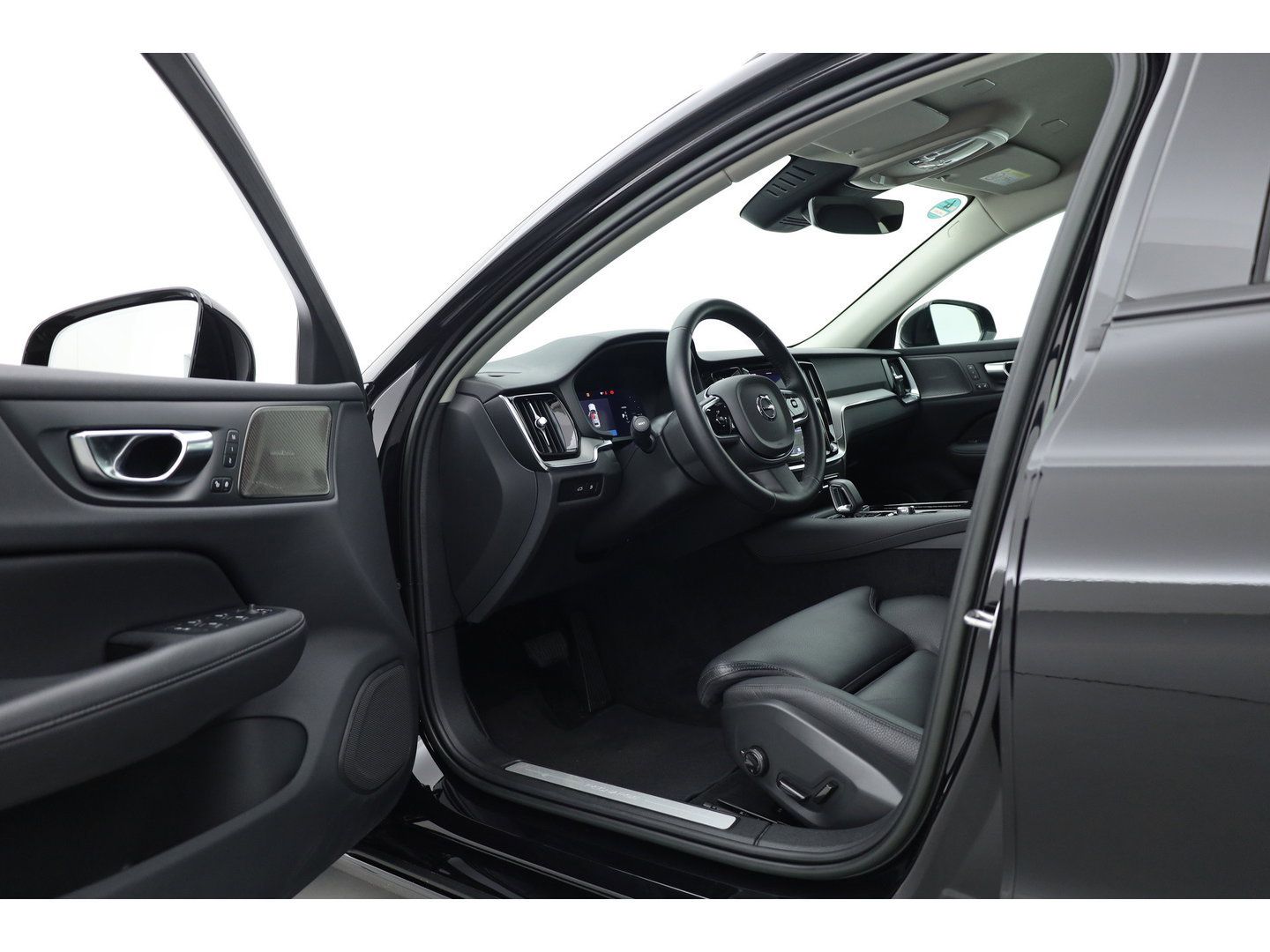 Volvo V60 2.0 T6 Plug-in hybrid AWD Plus Dark | Trekhaak | H&K Audio | 20 inch | elek stoelen | Verwarmde stoelen + stuur |