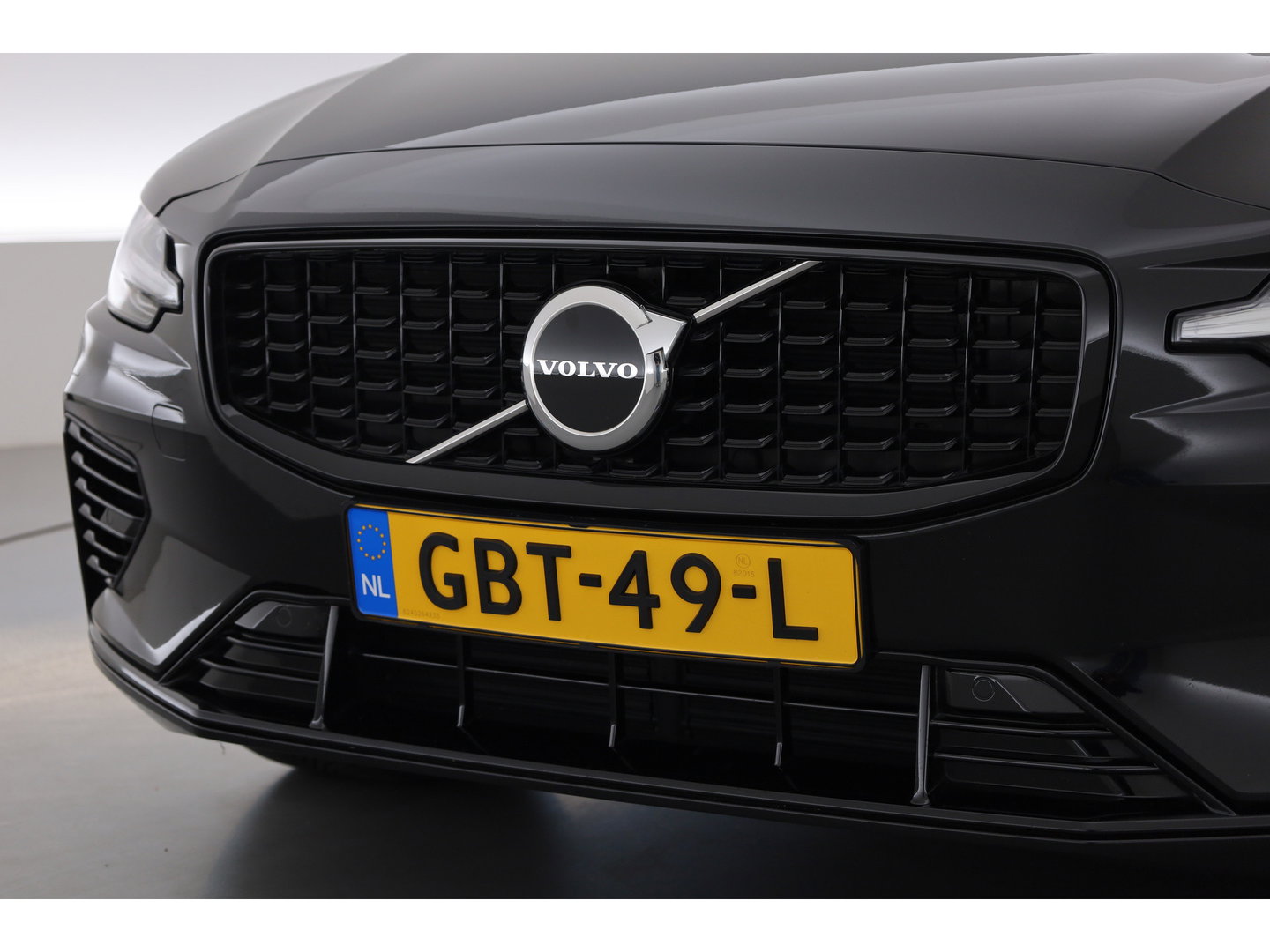 Volvo V60 2.0 T6 Plug-in hybrid AWD Plus Dark | Trekhaak | H&K Audio | 20 inch | elek stoelen | Verwarmde stoelen + stuur |