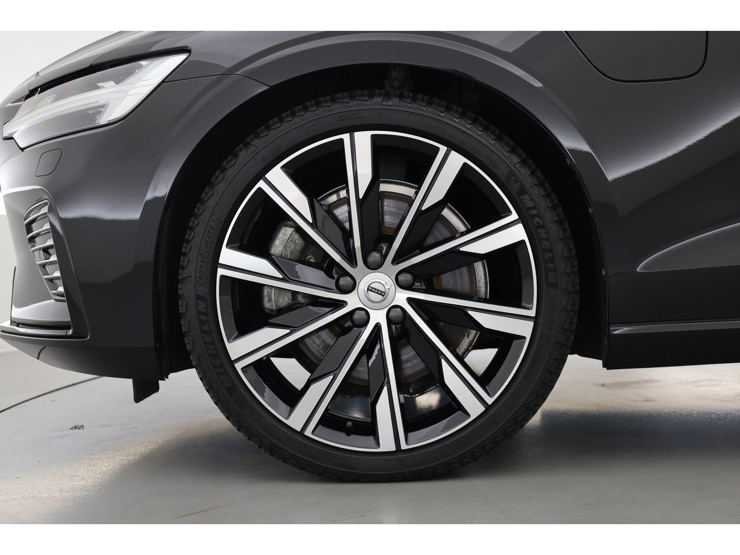 Volvo V60 2.0 T6 Plug-in hybrid AWD Plus Dark | Trekhaak | H&K Audio | 20 inch | elek stoelen | Verwarmde stoelen + stuur |