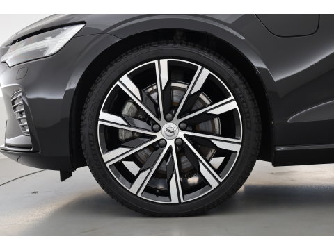 Volvo V60 2.0 T6 Plug-in hybrid AWD Plus Dark | Trekhaak | H&K Audio | 20 inch | elek stoelen | Verwarmde stoelen + stuur |