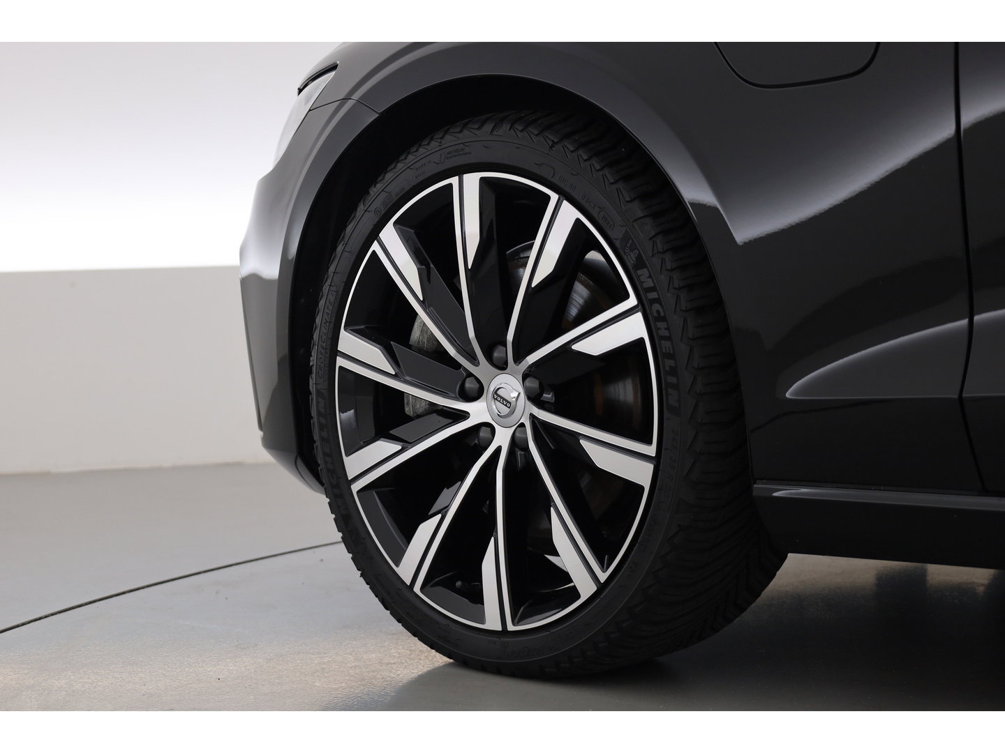 Volvo V60 2.0 T6 Plug-in hybrid AWD Plus Dark | Trekhaak | H&K Audio | 20 inch | elek stoelen | Verwarmde stoelen + stuur |