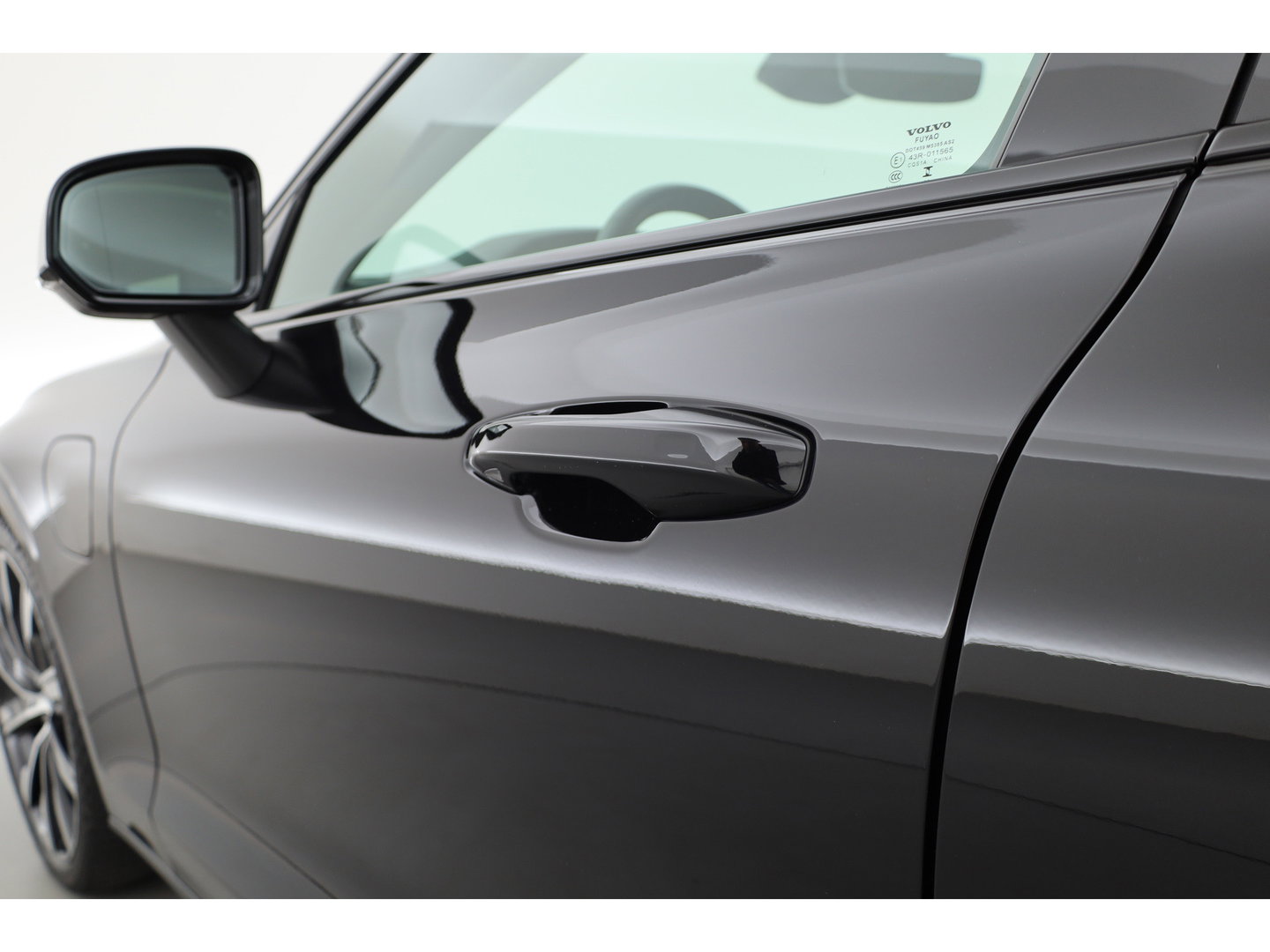 Volvo V60 2.0 T6 Plug-in hybrid AWD Plus Dark | Trekhaak | H&K Audio | 20 inch | elek stoelen | Verwarmde stoelen + stuur |
