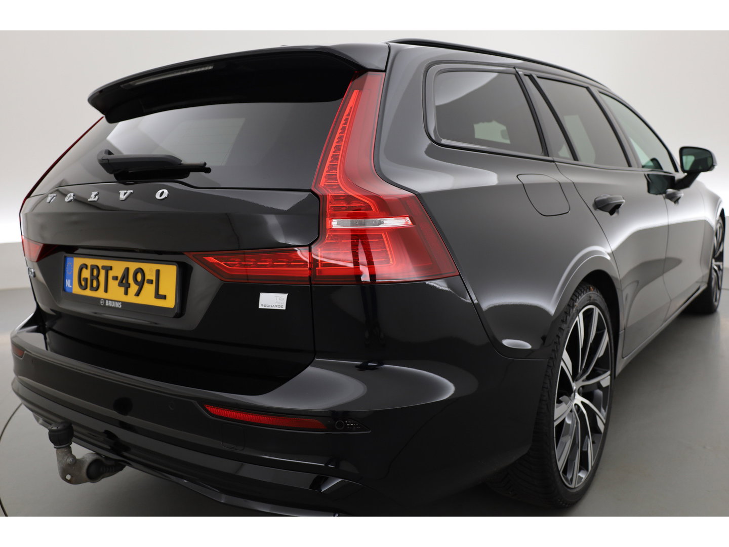 Volvo V60 2.0 T6 Plug-in hybrid AWD Plus Dark | Trekhaak | H&K Audio | 20 inch | elek stoelen | Verwarmde stoelen + stuur |