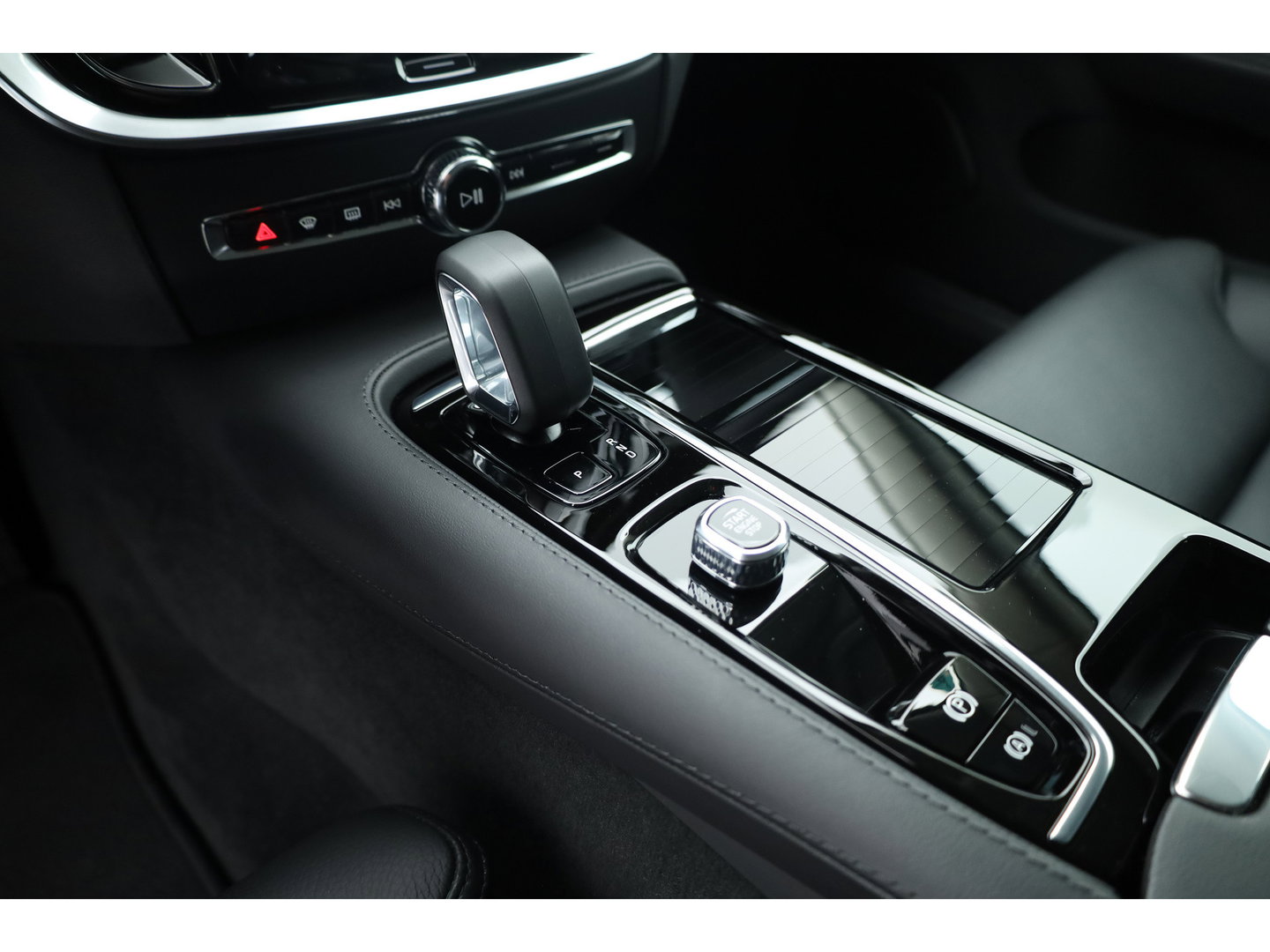 Volvo V60 2.0 T6 Plug-in hybrid AWD Plus Dark | Trekhaak | H&K Audio | 20 inch | elek stoelen | Verwarmde stoelen + stuur |