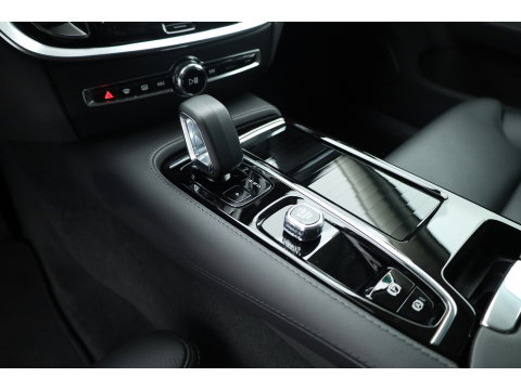 Volvo V60 2.0 T6 Plug-in hybrid AWD Plus Dark | Trekhaak | H&K Audio | 20 inch | elek stoelen | Verwarmde stoelen + stuur |