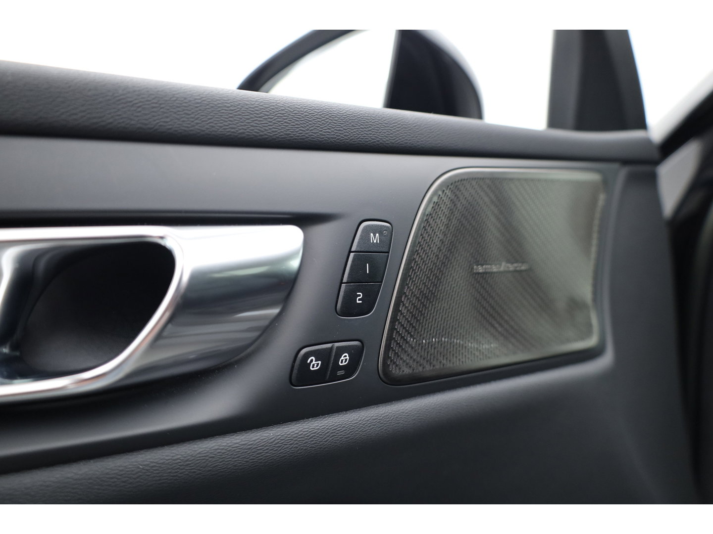 Volvo V60 2.0 T6 Plug-in hybrid AWD Plus Dark | Trekhaak | H&K Audio | 20 inch | elek stoelen | Verwarmde stoelen + stuur |