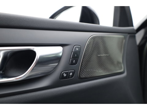 Volvo V60 2.0 T6 Plug-in hybrid AWD Plus Dark | Trekhaak | H&K Audio | 20 inch | elek stoelen | Verwarmde stoelen + stuur |