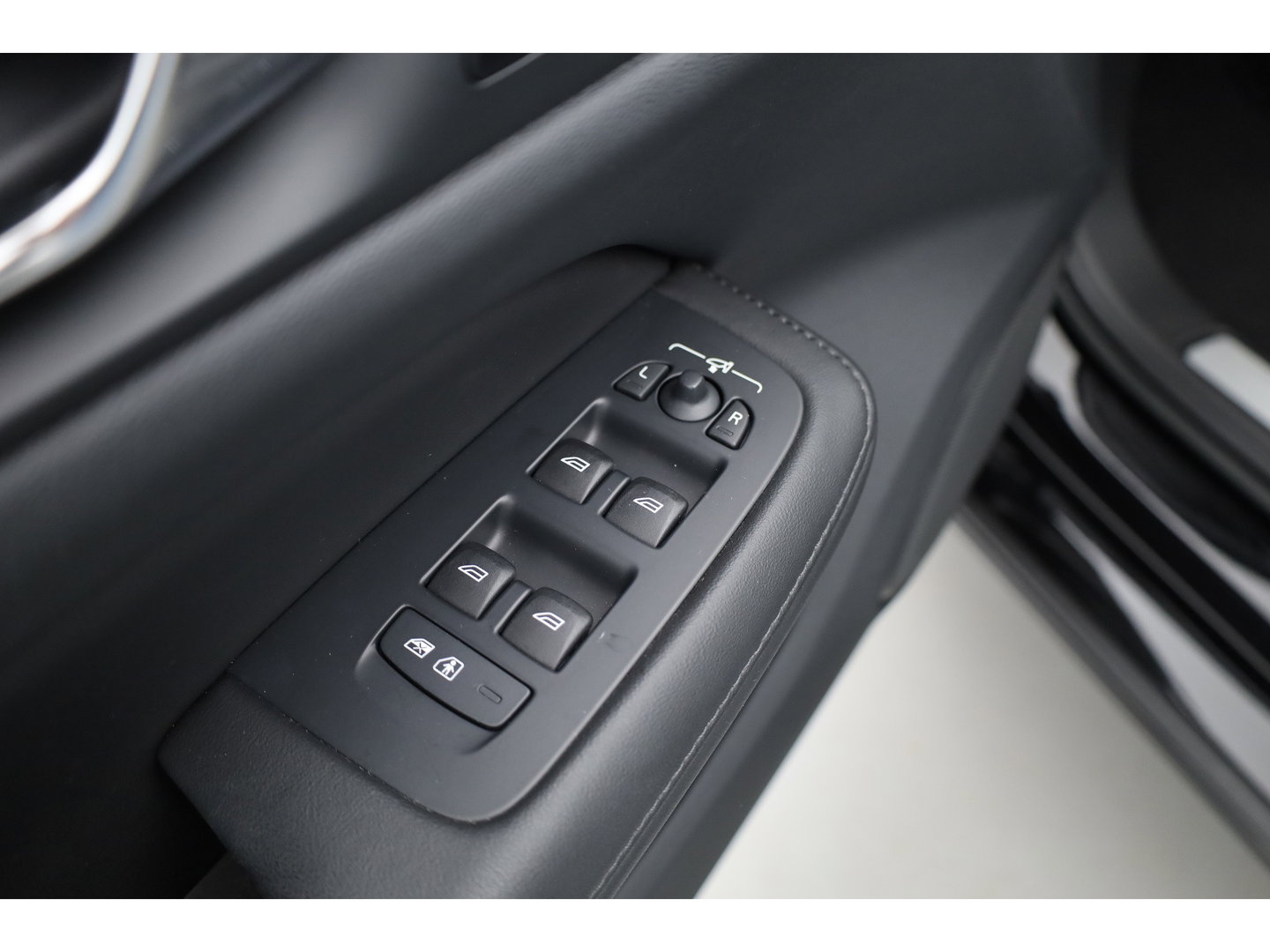 Volvo V60 2.0 T6 Plug-in hybrid AWD Plus Dark | Trekhaak | H&K Audio | 20 inch | elek stoelen | Verwarmde stoelen + stuur |